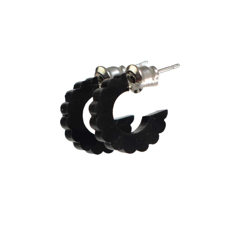 SCALLOPED MICRO HUGGIE HOOP EARRINGS